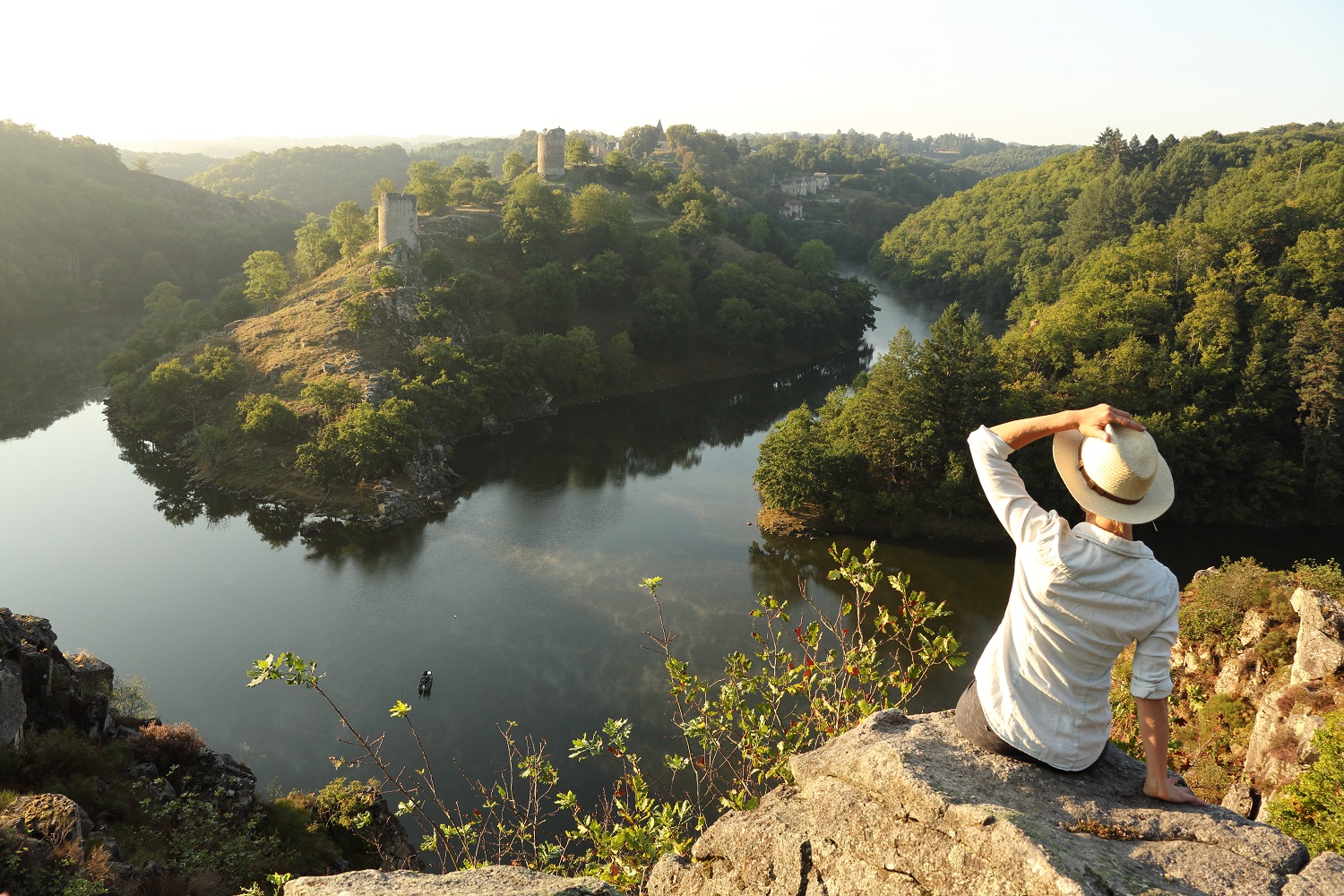 Femme sur le rocher de la fileuse en Creuse