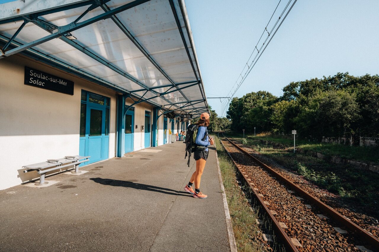 Randonneuse attendant le train à la gare de Soulac-sur-Mer,Gironde