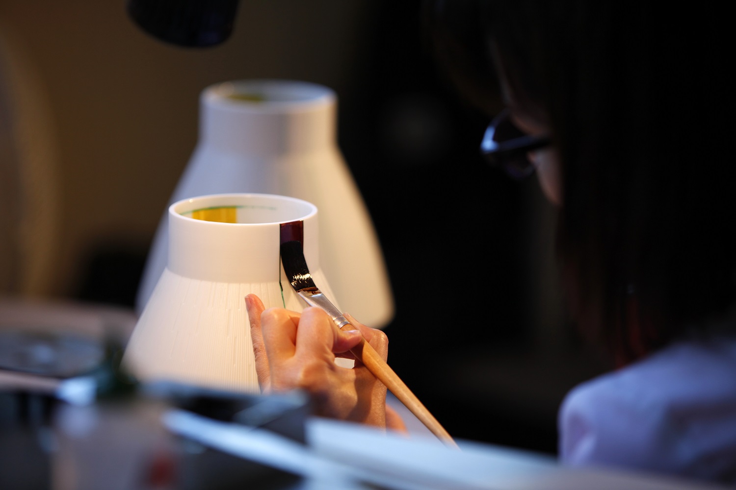 Décoration manuelle d’une pièce de porcelaine à Limoges dans les ateliers Haviland