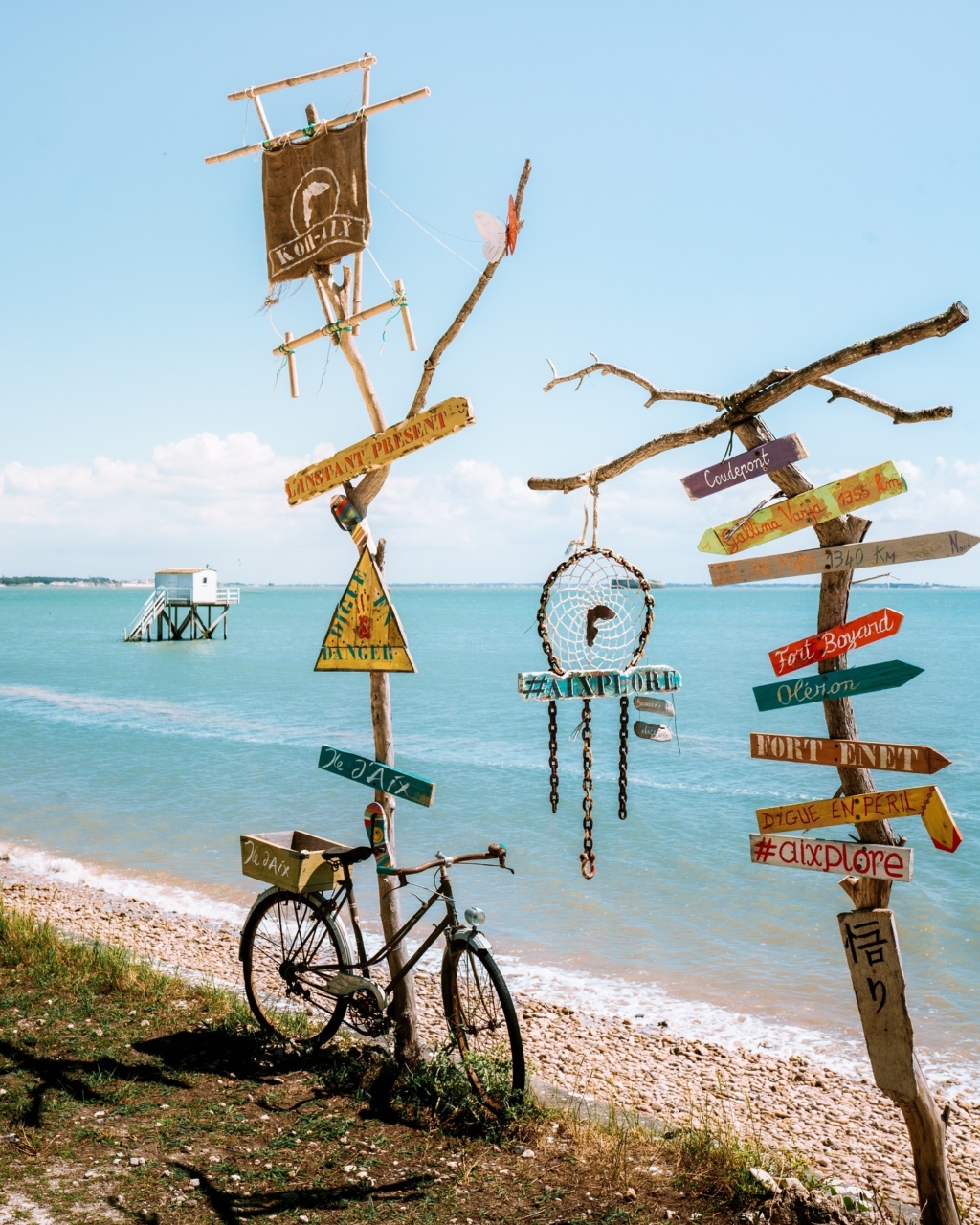 Vélo en bord de plage, sur l'île d'Aix, Charente-Maritime