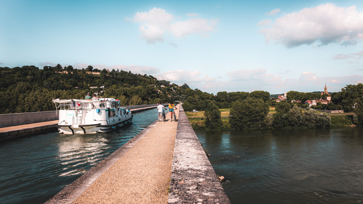 Le pont canal d'Agen - bateau et vélo