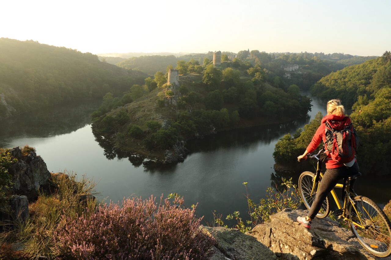 Femme sur le rocher de la fileuse en Creuse
