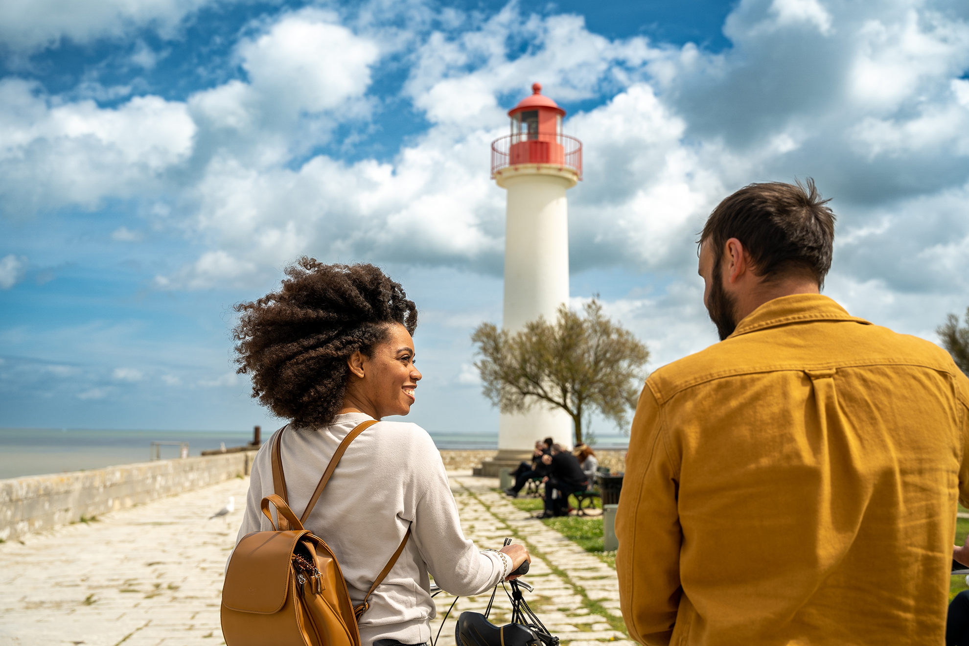 Couple à vélo en balade près du phare de Saint-Martin-de-Ré, sur l’île de Ré