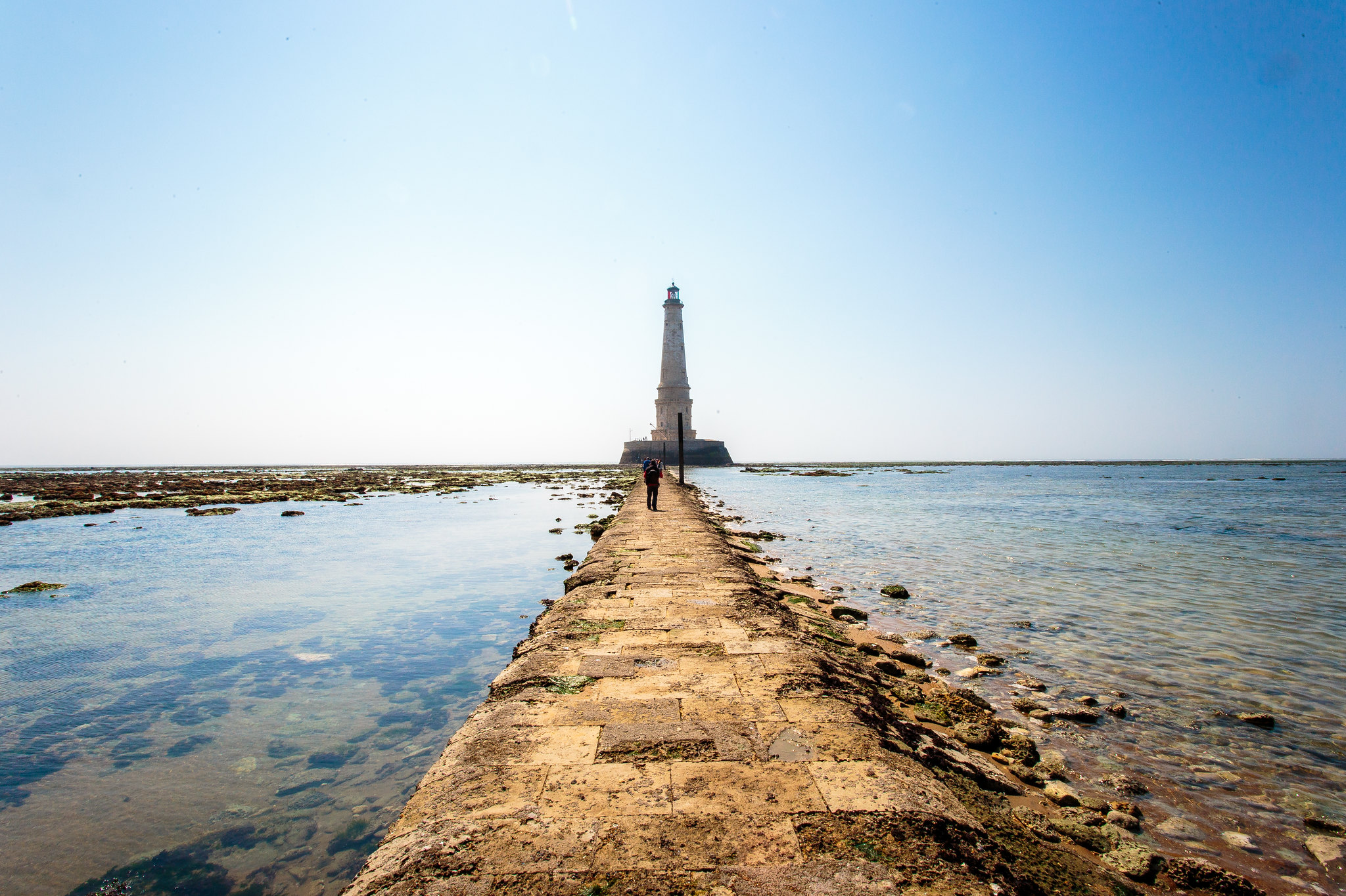 Accès à pied à marée basse au phare de Cordouan sur l'estuaire de la Gironde